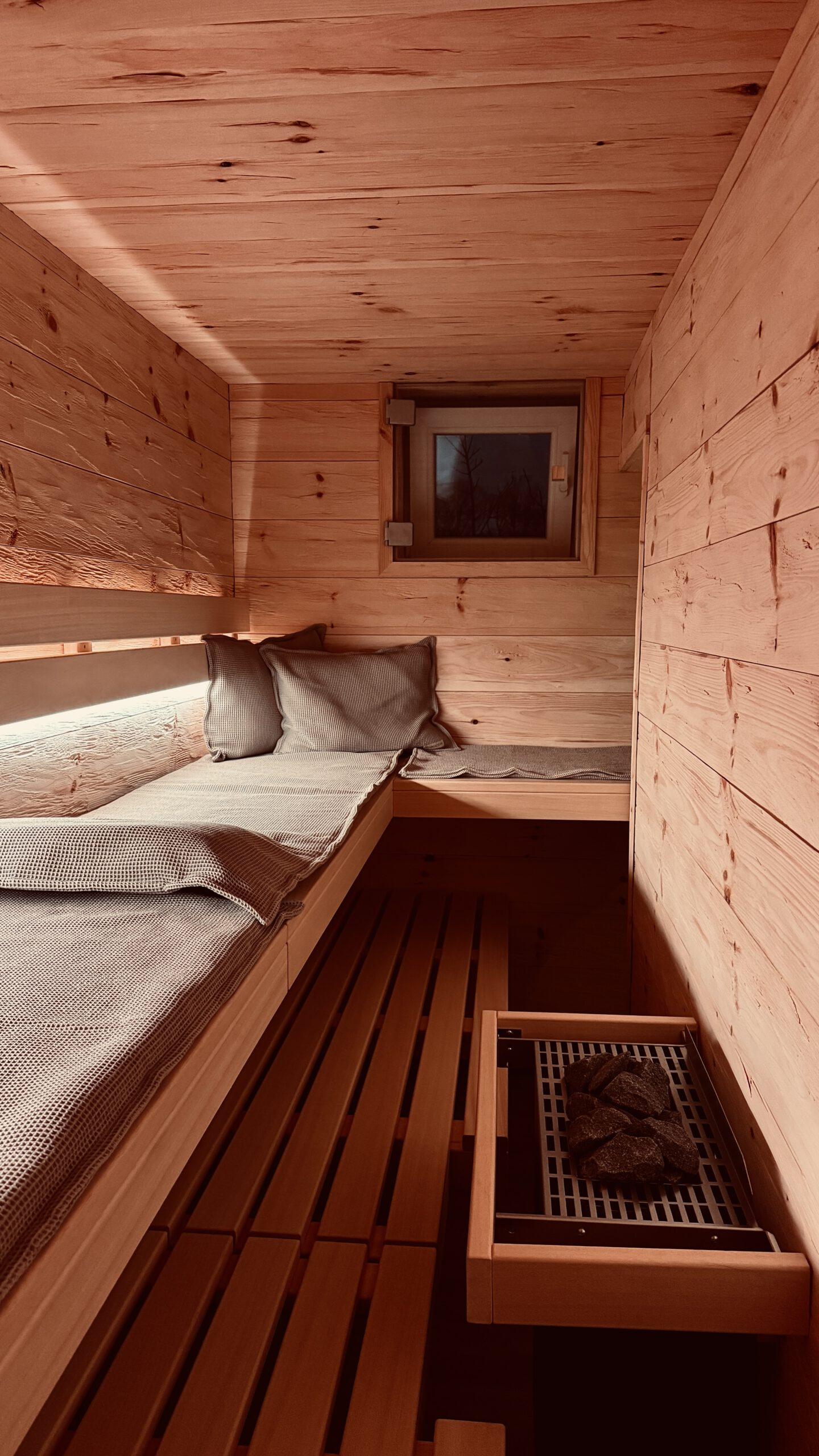 Individueller Sauna Umbau eines Ankleidezimmers zur Innensauna mit Holzverkleidung und Glasfront von PLUSGRAD Saunakonzept