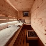 Individueller Sauna Umbau eines Ankleidezimmers zur Innensauna mit Holzverkleidung und Glasfront von PLUSGRAD Saunakonzept