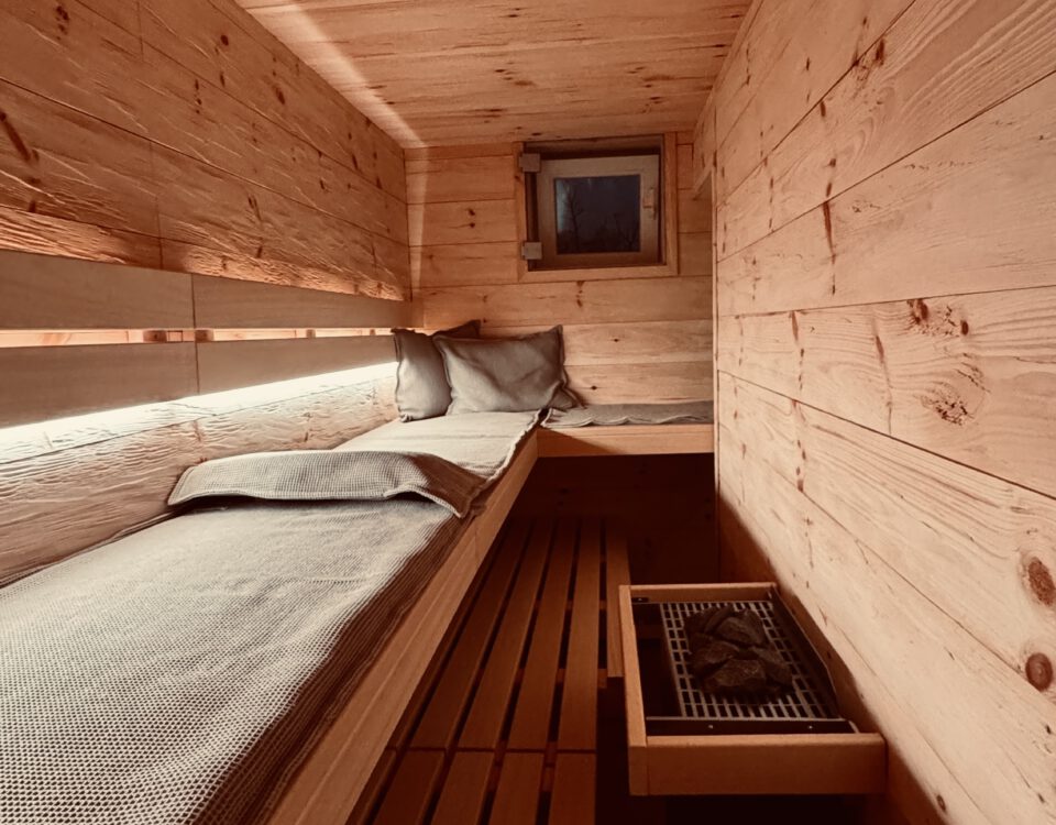 Individueller Sauna Umbau eines Ankleidezimmers zur Innensauna mit Holzverkleidung und Glasfront von PLUSGRAD Saunakonzept