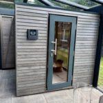 Außensauna im Konzept Premium unter Terrassenüberdachung in Wilhelmshaven mit moderner Rhombus-Fassade