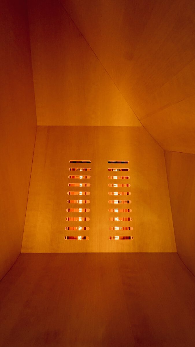 Holzraum mit warmem Licht