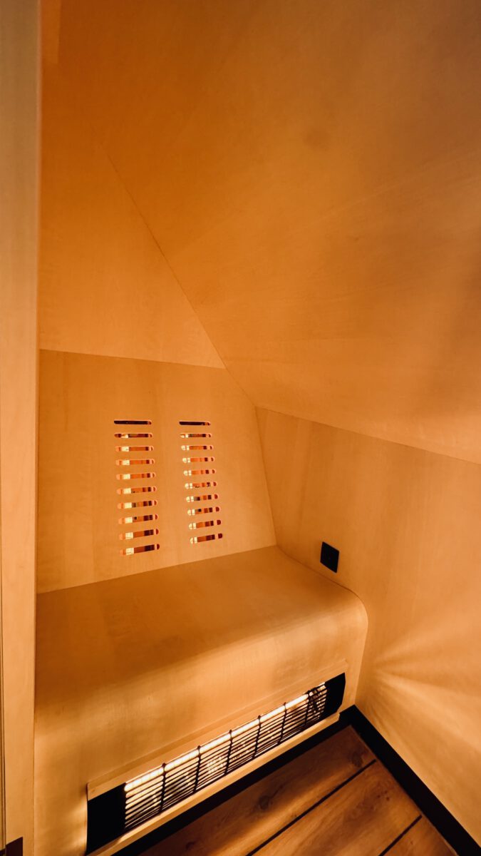 Gemütliche, warm beleuchtete Sauna-Ecke
