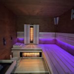 Moderne Innensauna mit Glasfront und Infrarot