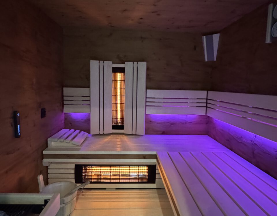 Moderne Innensauna mit Glasfront und Infrarot