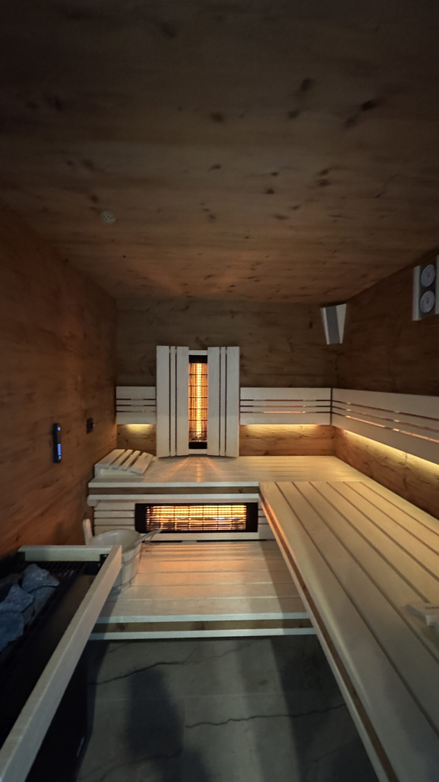 Infrarot-Rückenlehne in moderner Innensauna von PLUSGRAD°