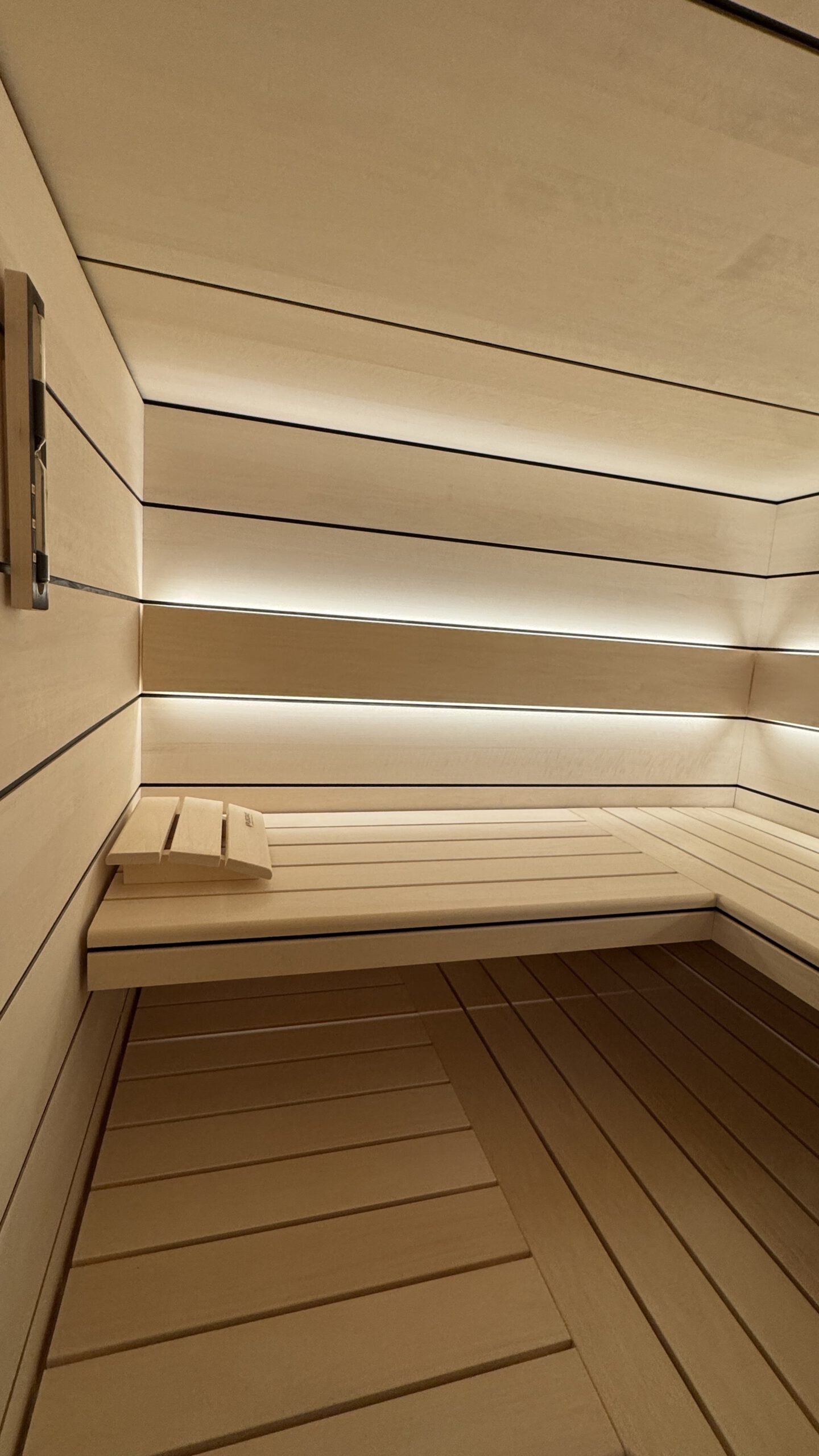 Sauna mit schwarzen Fugen und horizontalen Espe-Paneelen von PLUSGRAD Saunakonzept