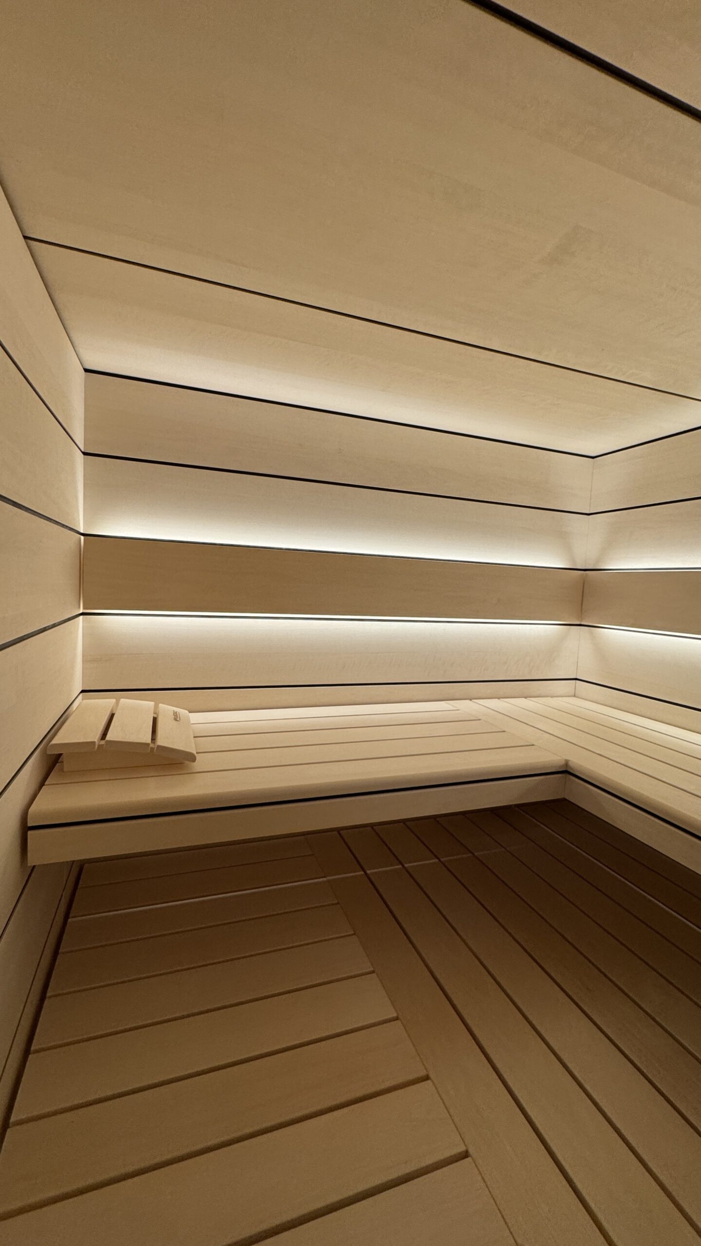 Sauna mit schwarzen Fugen und horizontalen Espe-Paneelen von PLUSGRAD Saunakonzept
