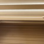 Sauna mit schwarzen Fugen und horizontalen Espe-Paneelen von PLUSGRAD Saunakonzept