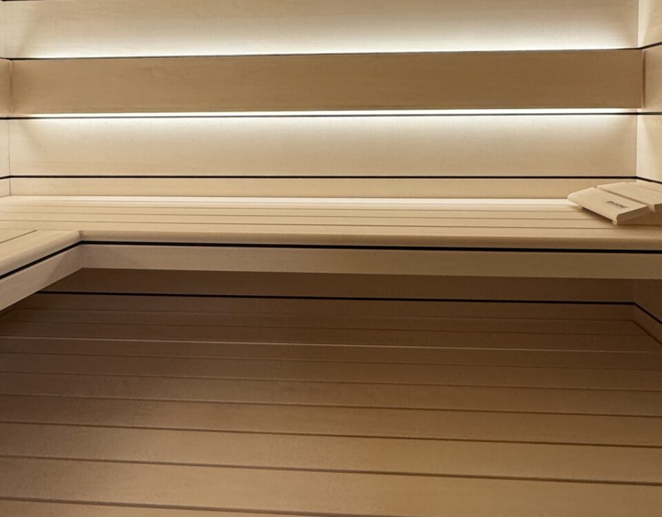 Sauna mit schwarzen Fugen und horizontalen Espe-Paneelen von PLUSGRAD Saunakonzept