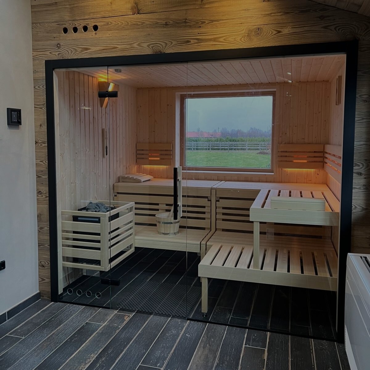 Moderne Innensauna im privaten Wellnessraum