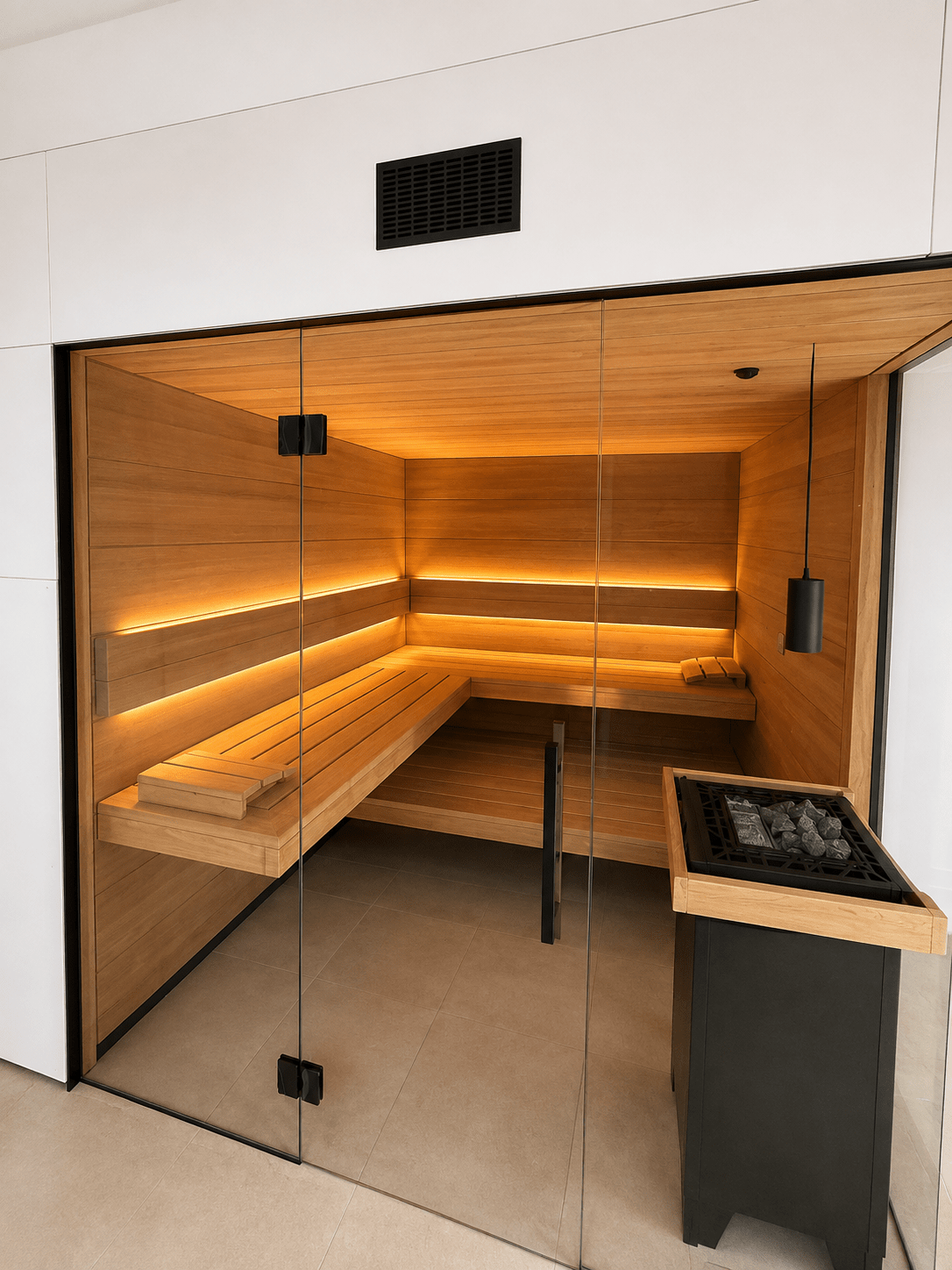 Maßgefertigte Sauna mit Eckverglasung, Thermo-Espe und schwarzem Saunaofen