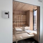 Sauna mit Infrarot, rahmenloser Glasfront und heller Weißtanne