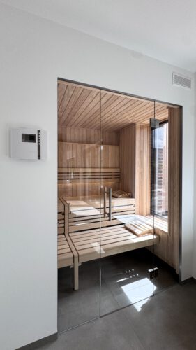 Sauna mit Infrarot, rahmenloser Glasfront und heller Weißtanne