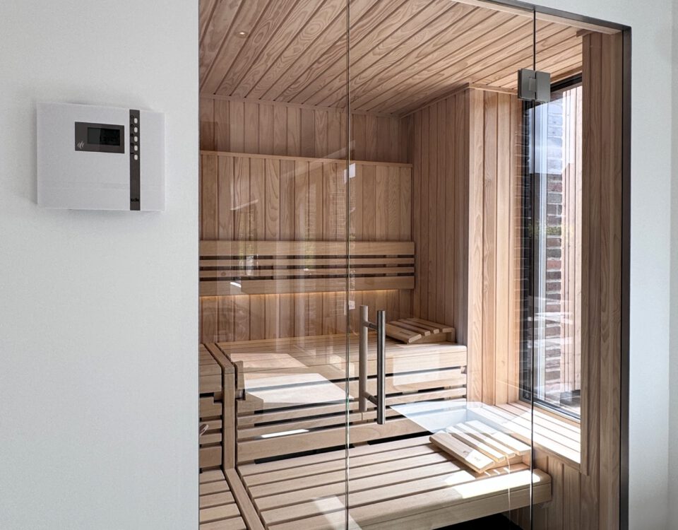 Sauna mit Infrarot, rahmenloser Glasfront und heller Weißtanne